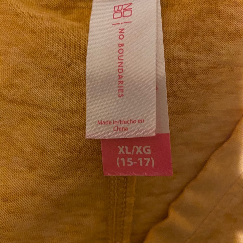 New No Boundaries Juniors'  v-neck pocket tee - Picture 7 of 8